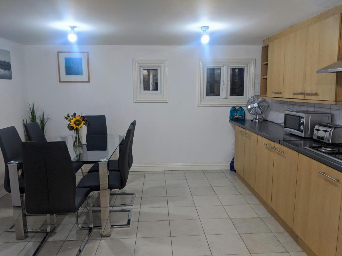 Alexandra Contractor House - Free Parking For Large Vans, Free Wifi & Netflix By Firoz Property Management Aldershot Exteriör bild